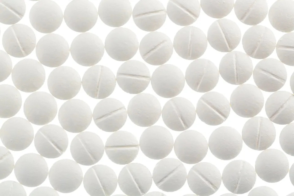 Dozens of white nondescript tablets