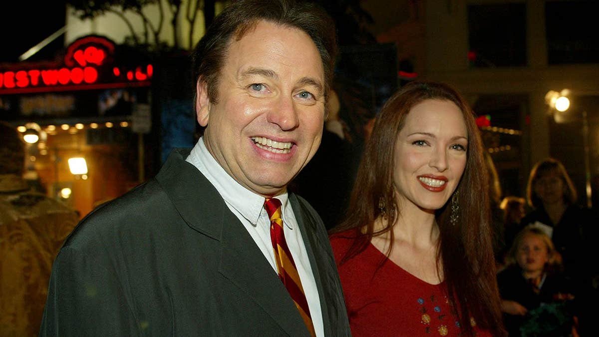 John Ritter and Amy Yasbeck stand together at a premiere event.