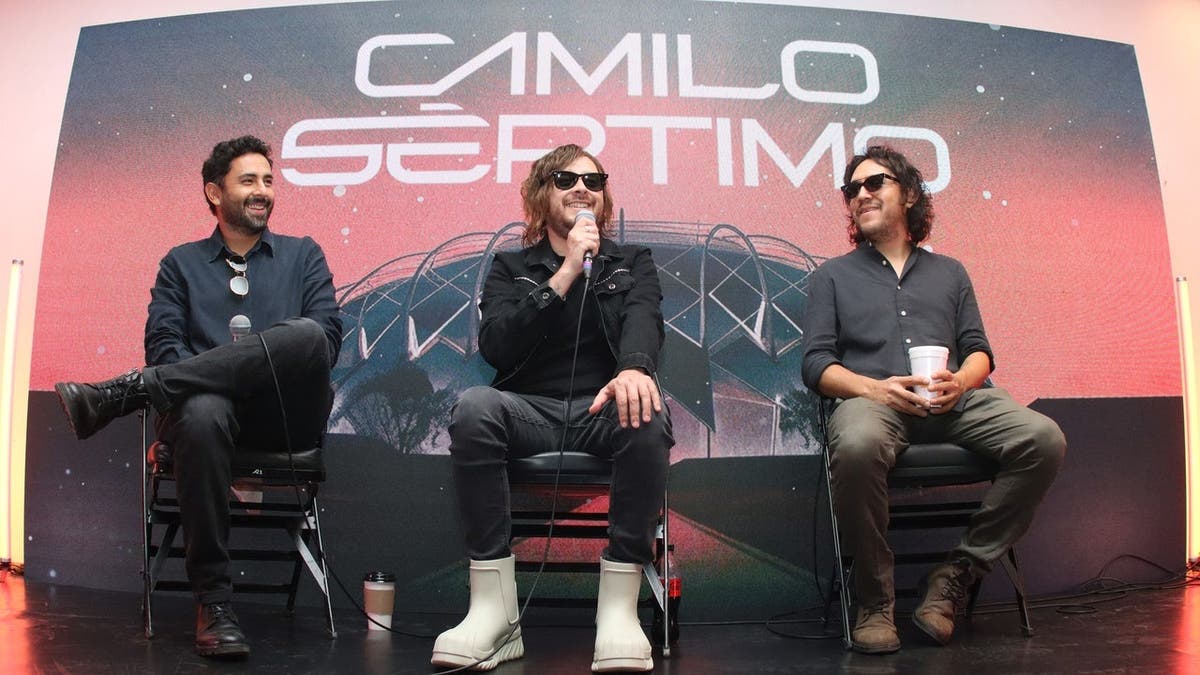 Jonathan Meléndez, Manuel Mendoza and Erick Vázquez at a press conference podium.