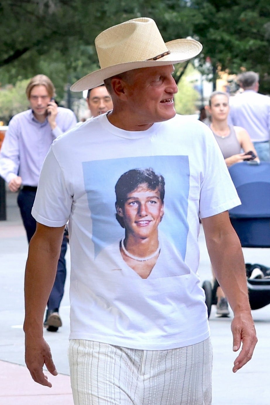 Woody Harrelson wears a t-shirt with a younger Matthew McConaughey printed on it