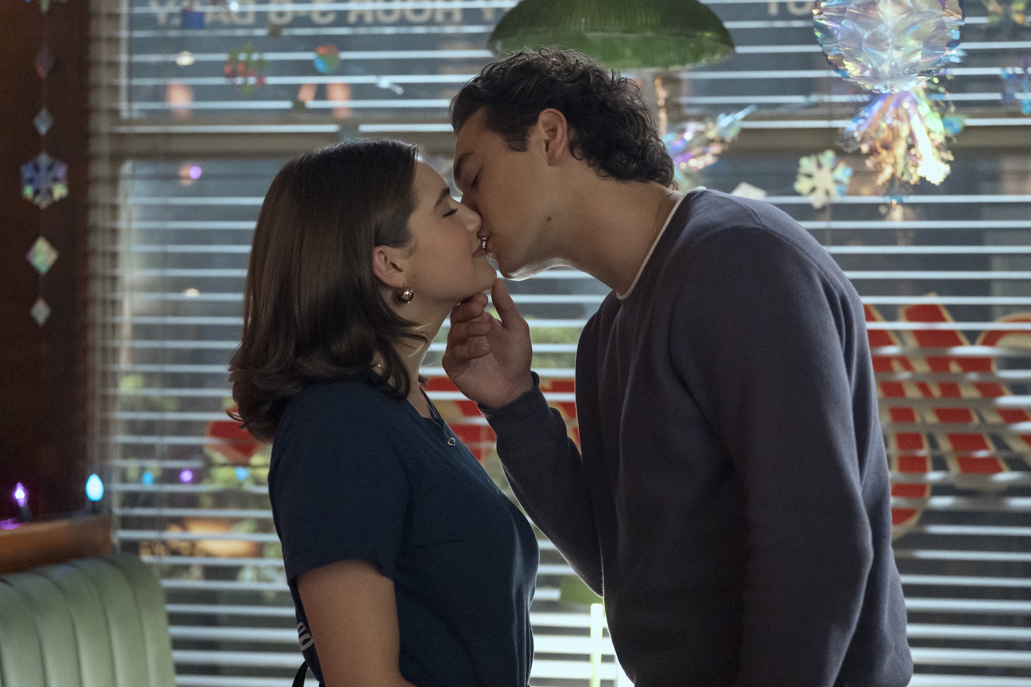 Hannah (Ella Bright) and Garrett (Belmont Cameli) in OFF CAMPUS
