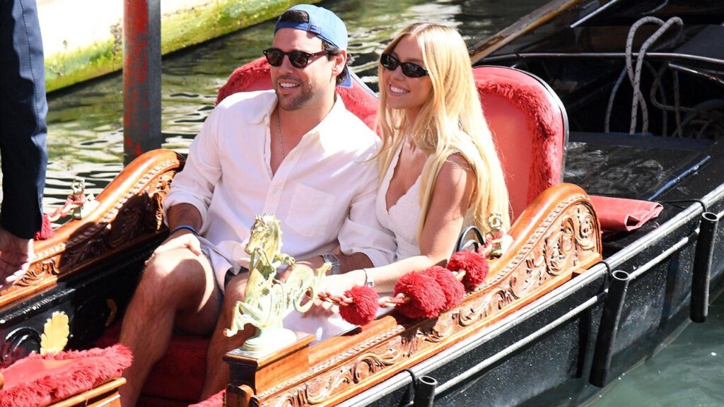 Sydney Sweeney, Scooter Braun pack on PDA during romantic gondola ride in Venice Sydney Sweeney, Scooter Braun pack on PDA during romantic gondola ride in Venice