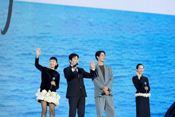 From left, Jeon Do-yeon, Sul Kyung-gu, Zo In-sung and Cho Yeo-jeong, cast members of Lee Chang-dong’s movie 'Possible Love,' attend the Netflix Janchi fan event in Seoul, Saturday. Courtesy of Netflix