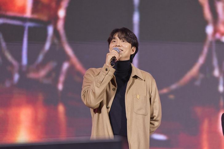 Gong Yoo, the star of veteran screenwriter Noh Hee-kyung's new series 'Tantara,' speaks about the drama during the Netflix Janchi fan event in Seoul, Saturday. Courtesy of Netflix