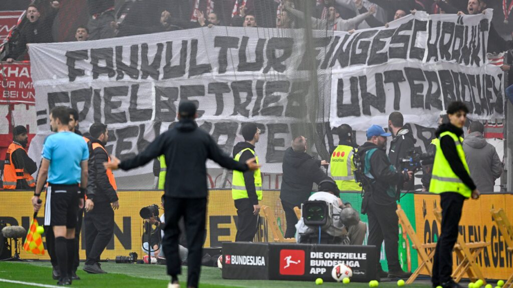 “Fan culture trampled underfoot!” SC Freiburg fans cause a stoppage in play with tennis balls in Leverkusen