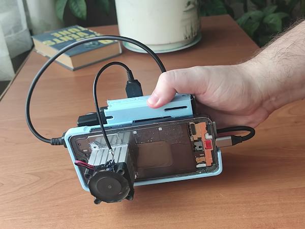 The Gaming PC Built From a Broken Smartphone The Gaming PC Built From a Broken Smartphone