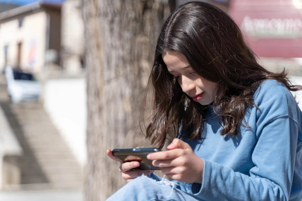 Mom Warns that Tween Daughter’s Roblox Predator ‘Told Her Avatar to Take Their Clothes Off’