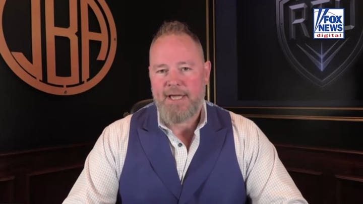 Expert says Kelly Clarkson should have contacted store owner before posting
