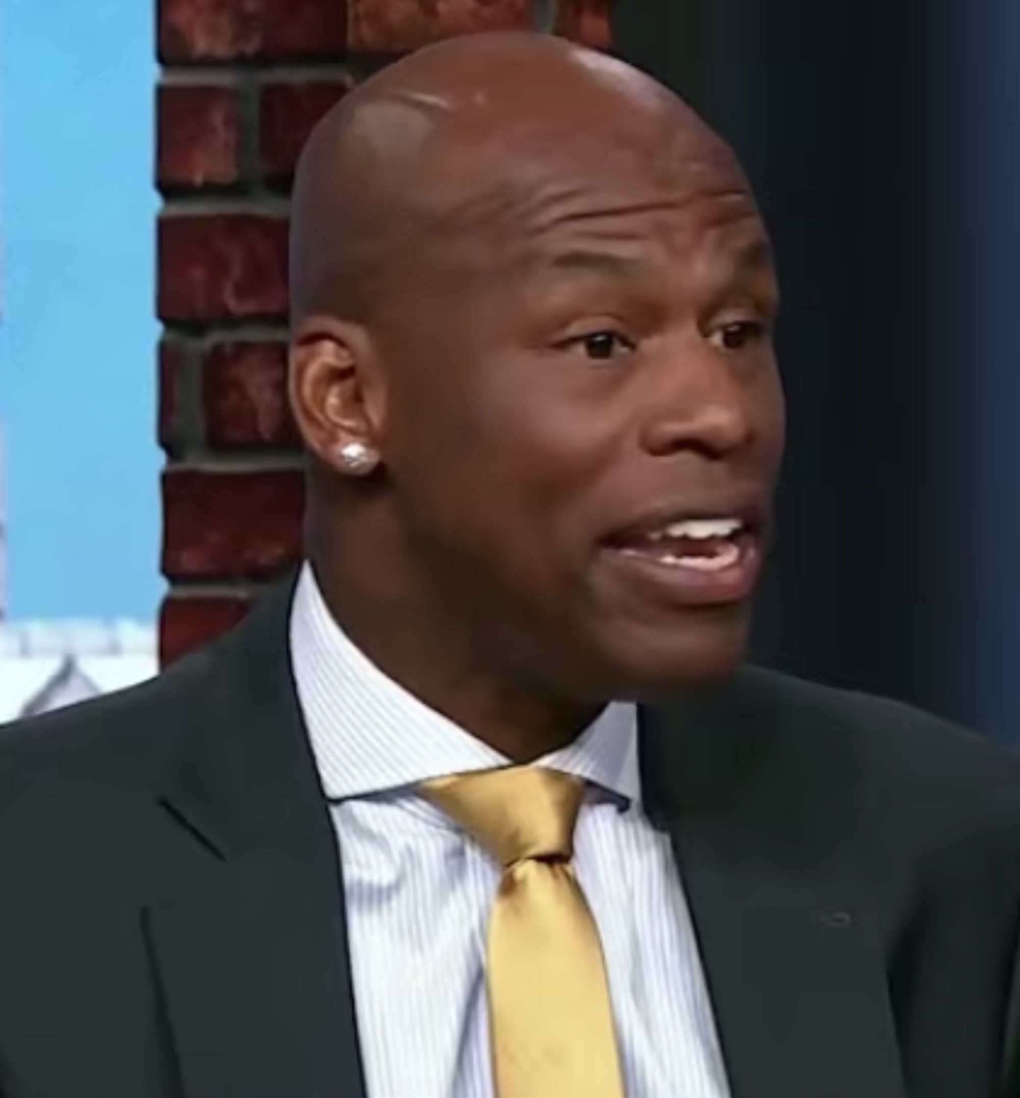 A suited man speaks on TV, with text: "Al: 'You don't touch the best player on my team'." Beneath, a basketball game scene is shown