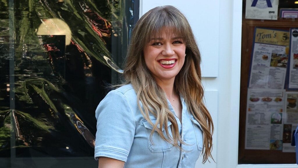 Kelly Clarkson risks looking like ‘rich and famous prima donna’ in K bird fight, expert says