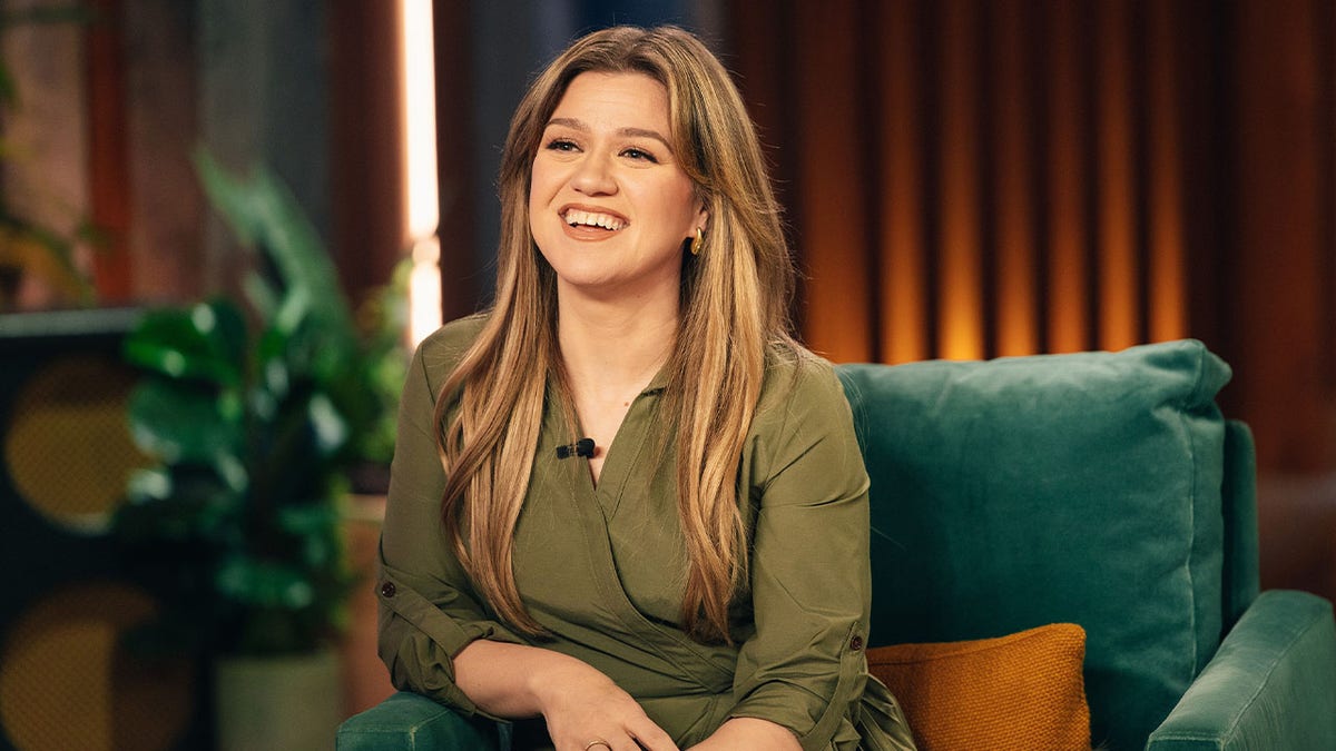 Kelly Clarkson smiling