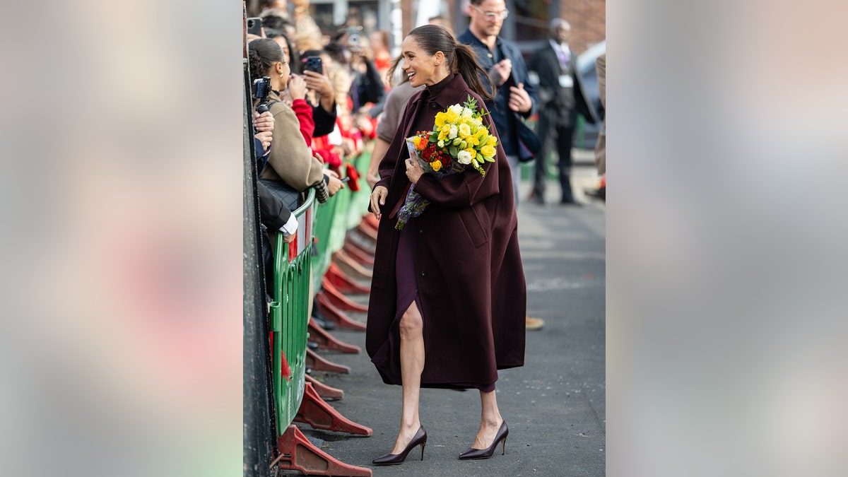 Meghan Markle holding flowers at Nottingham.