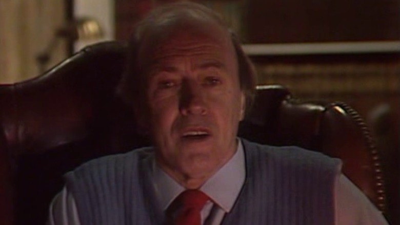 Roald Dahl speaking to the audience on Tales of the Unexpected S3E1